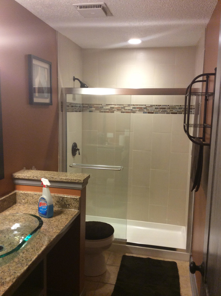 Exempel på ett litet beige beige badrum med dusch, med en kantlös dusch, röda väggar, bänkskiva i kvarts och dusch med skjutdörr