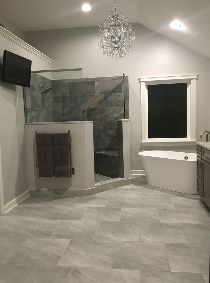 Exempel på ett stort klassiskt grå grått en-suite badrum, med släta luckor, grå skåp, ett fristående badkar, en hörndusch, grå kakel, keramikplattor, grå väggar, klinkergolv i porslin, ett undermonterad handfat, bänkskiva i kvartsit, grått golv och med dusch som är öppen