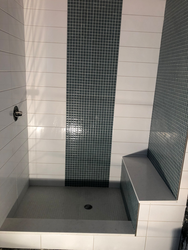 Modernes Badezimmer mit Duschnische, grünen Fliesen, weißen Fliesen, Porzellanfliesen und offener Dusche in Los Angeles