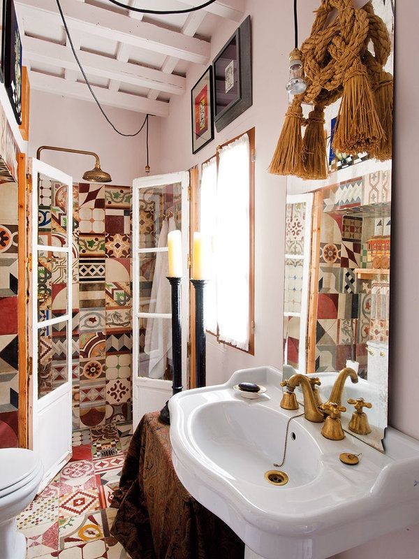 Foto de cuarto de baño bohemio de tamaño medio con ducha a ras de suelo, sanitario de dos piezas, paredes multicolor, aseo y ducha, lavabo con pedestal y ventanas