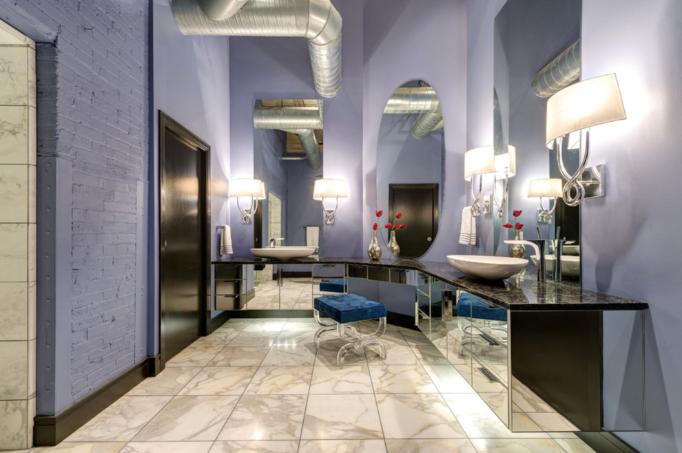 Immagine di una stanza da bagno con doccia industriale di medie dimensioni con ante di vetro, pareti viola, pavimento in marmo, lavabo a bacinella, top in marmo, pavimento beige e top nero