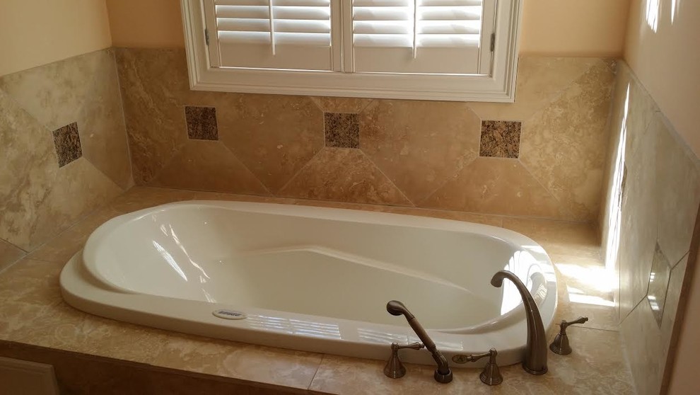 Стильный дизайн: ванная комната в классическом стиле с накладной ванной, бежевой плиткой и керамогранитной плиткой - последний тренд