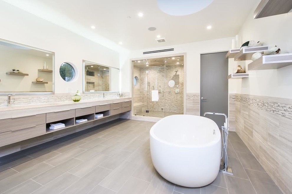 Modern inredning av ett mellanstort en-suite badrum, med luckor med infälld panel, vita skåp, ett fristående badkar, en dusch i en alkov, grå kakel, porslinskakel, vita väggar, klinkergolv i porslin, ett undermonterad handfat, bänkskiva i akrylsten, beiget golv och dusch med gångjärnsdörr
