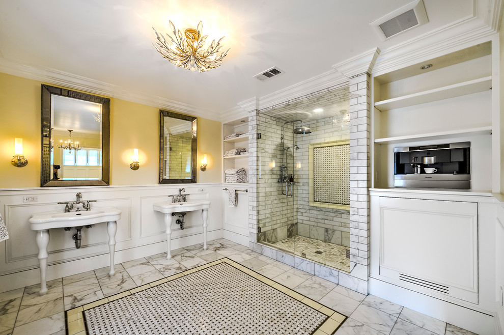 Aménagement d'une grande douche en alcôve principale classique avec un placard avec porte à panneau encastré, des portes de placard blanches, une baignoire indépendante, un carrelage gris, un carrelage blanc, un carrelage de pierre, un mur jaune, un sol en marbre et un lavabo suspendu.