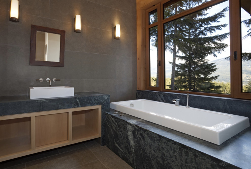 Стильный дизайн: большая главная ванная комната в современном стиле с открытыми фасадами, фасадами цвета дерева среднего тона, накладной ванной, плиткой из листового камня, серыми стенами, полом из сланца и настольной раковиной - последний тренд