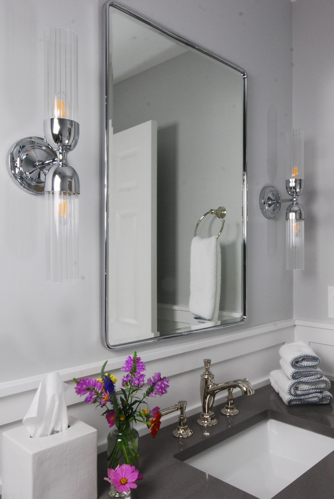 Mittelgroßes Klassisches Badezimmer mit weißen Schränken, grauer Wandfarbe, Porzellan-Bodenfliesen, grauer Waschtischplatte, Einzelwaschbecken und freistehendem Waschtisch in Philadelphia