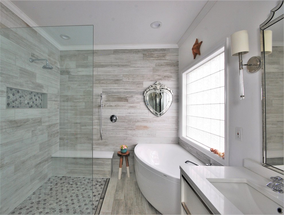 Idéer för att renovera ett vintage vit vitt en-suite badrum, med släta luckor, vita skåp, ett hörnbadkar, en öppen dusch, grå kakel, keramikplattor, klinkergolv i keramik, ett undermonterad handfat, bänkskiva i kvarts, grått golv och med dusch som är öppen