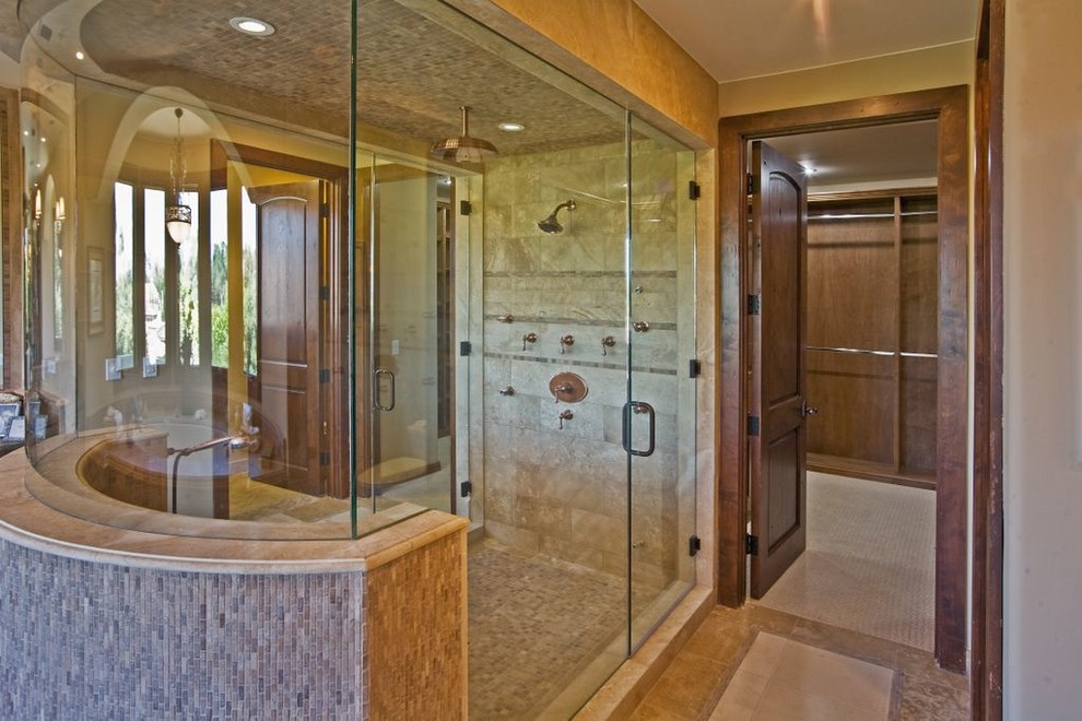 Réalisation d'une grande douche en alcôve principale minimaliste avec mosaïque, une cabine de douche à porte battante, un mur beige, un sol en carrelage de céramique et un sol beige.