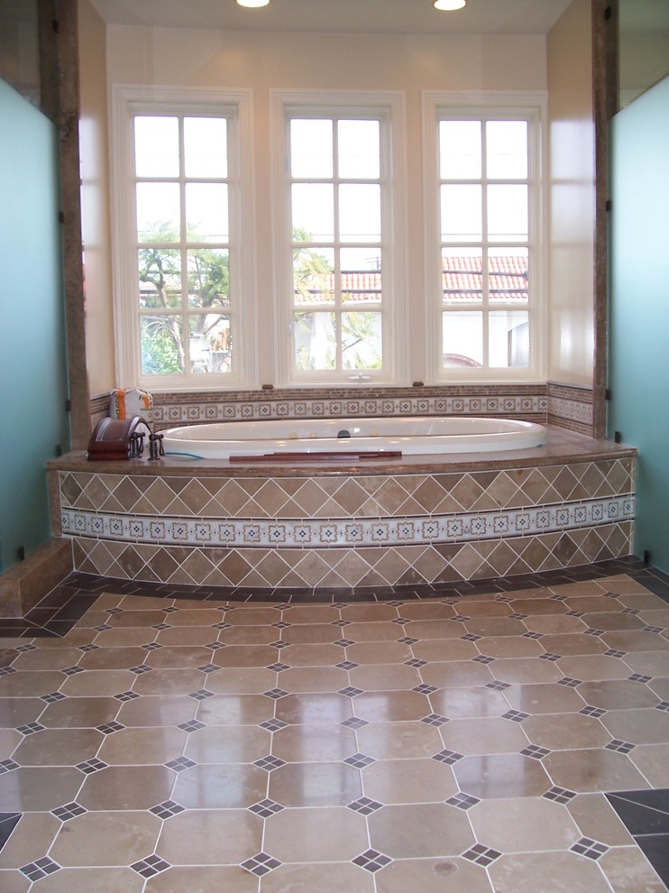 Foto på ett eklektiskt badrum, med ett platsbyggt badkar, beige kakel, brun kakel, stenkakel och blå väggar