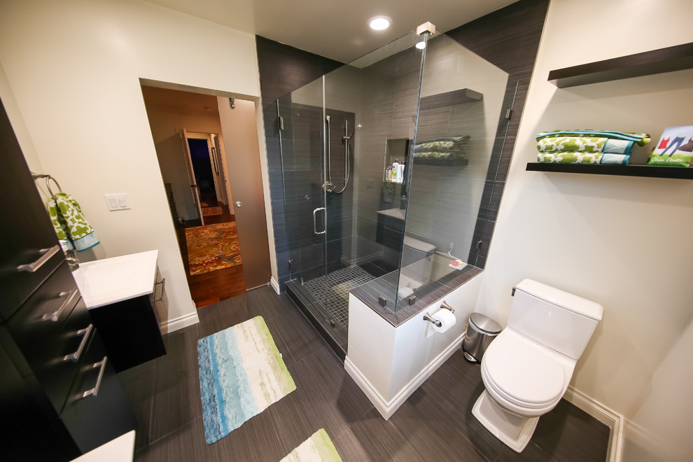 Ispirazione per una stanza da bagno padronale chic con ante lisce, ante nere, doccia ad angolo, pareti bianche e lavabo integrato