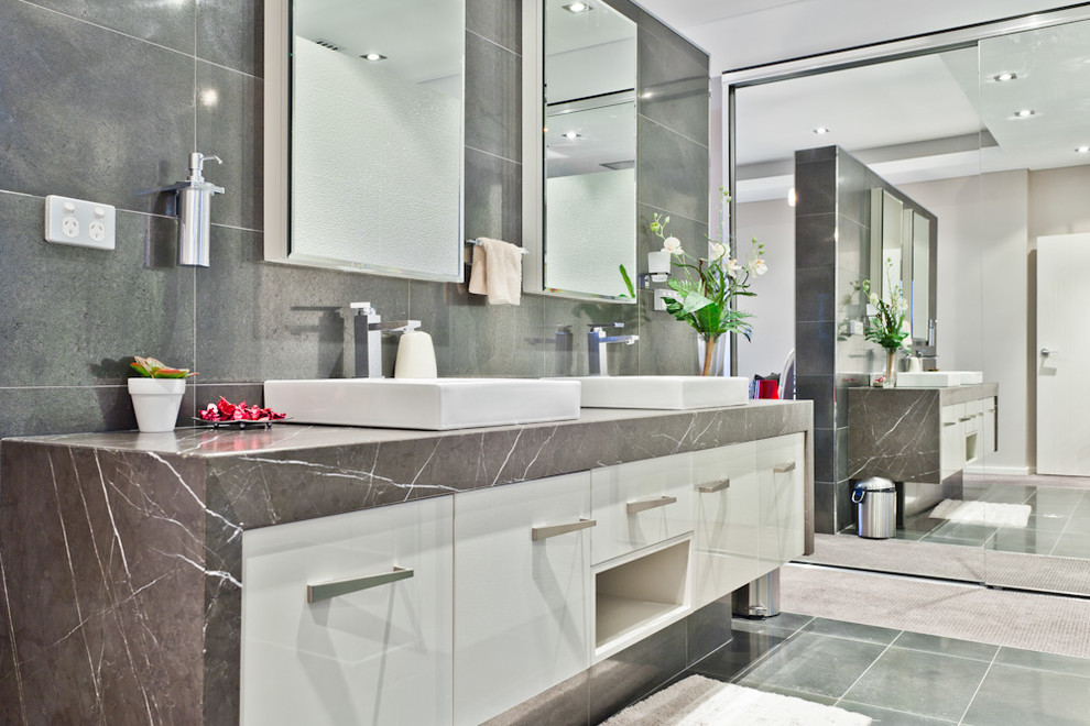Imagen de cuarto de baño contemporáneo con lavabo sobreencimera y piedra