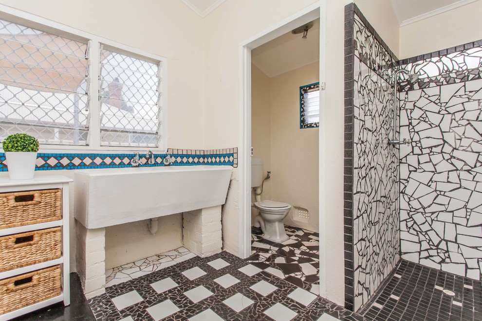 Bild på ett funkis badrum, med ett avlångt handfat, en kantlös dusch, vit kakel och beige väggar