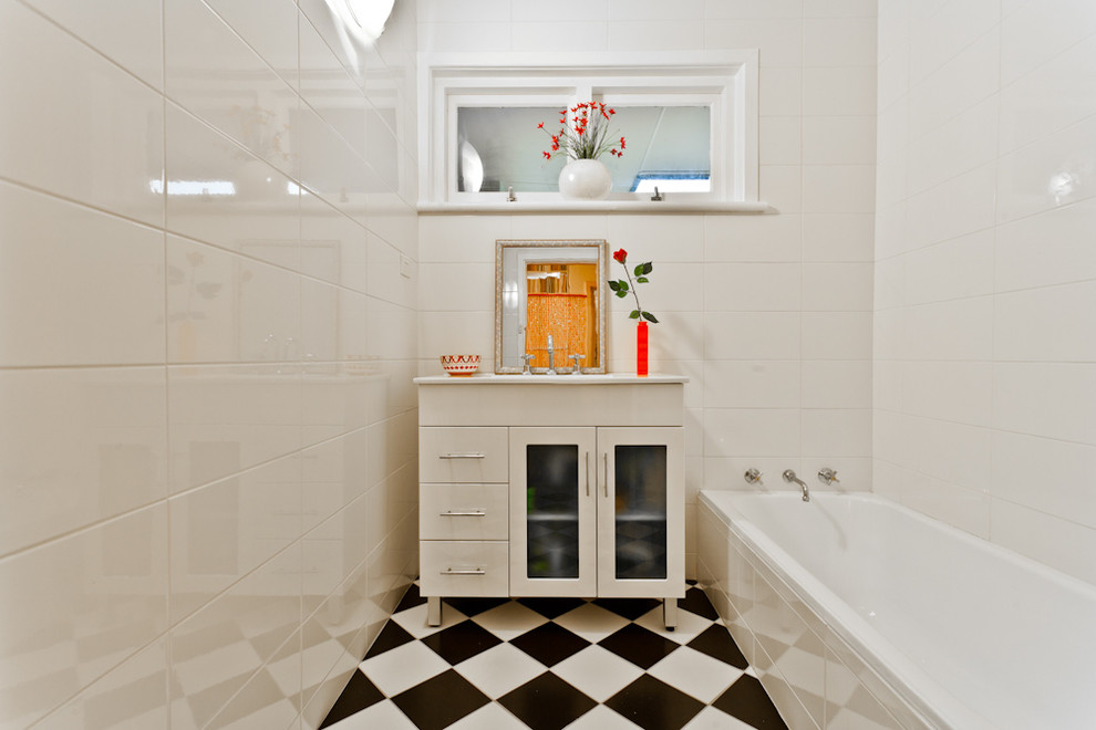 Idee per una stanza da bagno design con vasca ad alcova