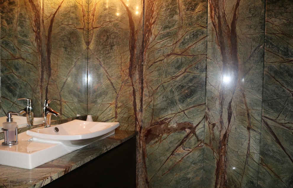 Esempio di una piccola stanza da bagno con doccia stile rurale con ante in legno bruno, lavabo a bacinella e top in granito