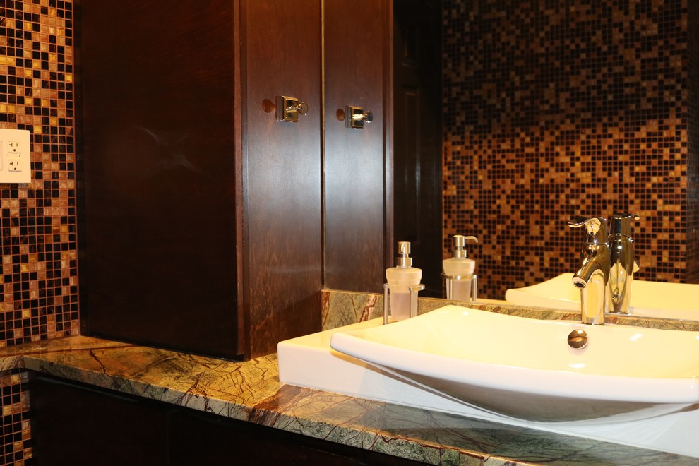 Modelo de cuarto de baño rústico pequeño con puertas de armario de madera en tonos medios, baldosas y/o azulejos marrones, baldosas y/o azulejos de vidrio, aseo y ducha, lavabo sobreencimera y encimera de granito