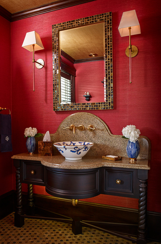 ウィルミントンにあるトラディショナルスタイルのおしゃれな浴室 (ベッセル式洗面器、濃色木目調キャビネット、赤い壁、モザイクタイル、落し込みパネル扉のキャビネット) の写真