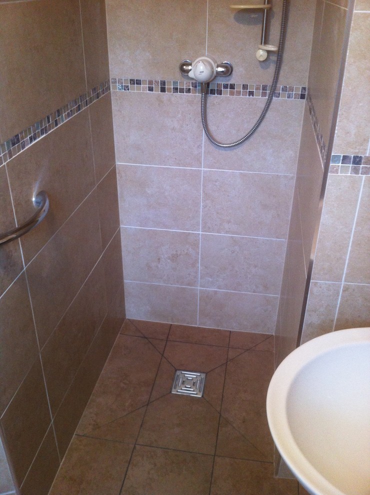 Aménagement d'une petite salle de bain principale moderne avec une douche ouverte, WC suspendus, un carrelage beige, des carreaux de céramique et un sol en carrelage de porcelaine.