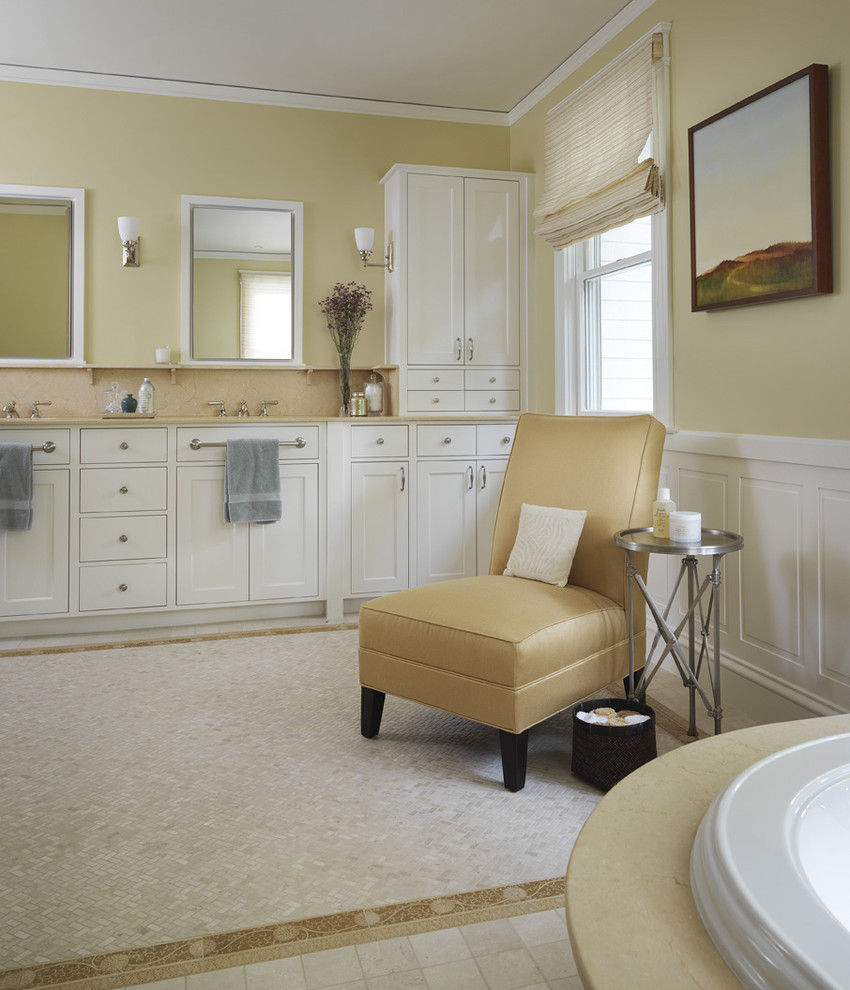 Foto på ett vintage badrum, med mosaik, gula väggar, släta luckor, vita skåp, ett platsbyggt badkar och klinkergolv i keramik