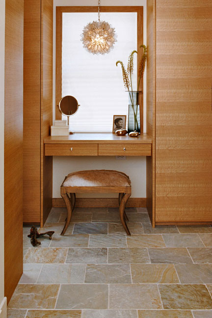 Ispirazione per una stanza da bagno moderna con pavimento in ardesia, ante lisce, ante marroni, piastrelle beige e top in legno