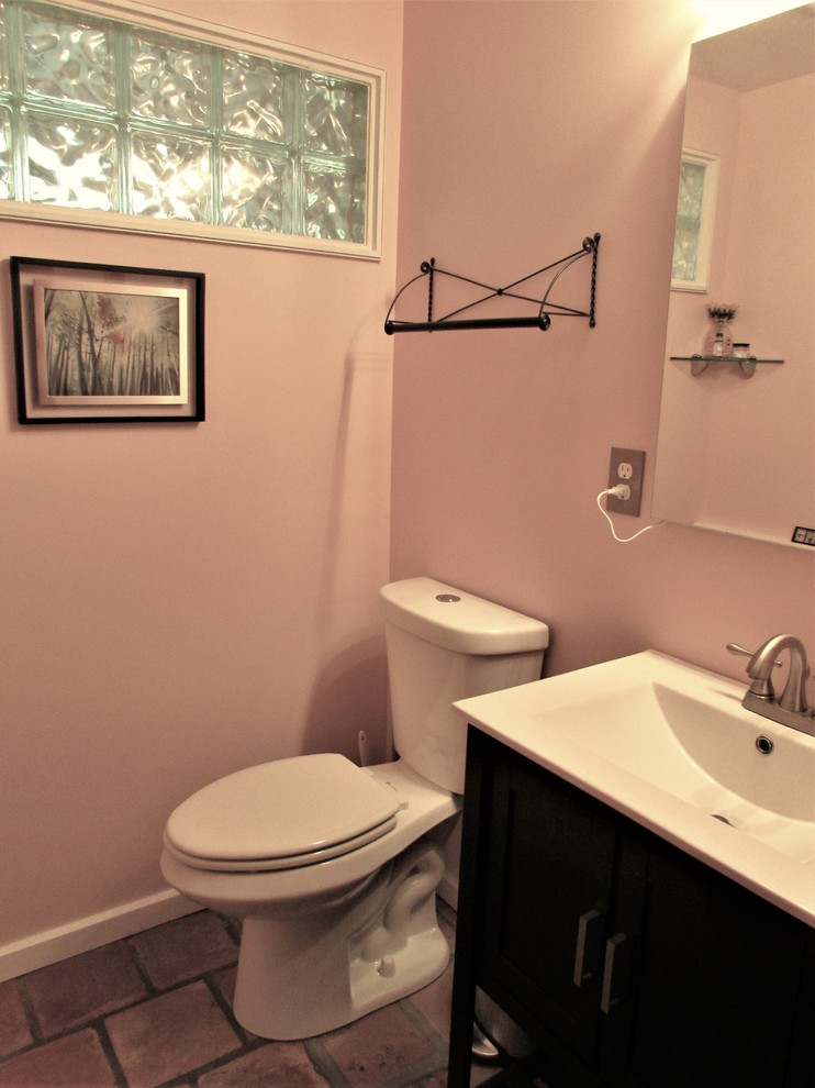 Inspiration för små lantliga badrum med dusch, med släta luckor, skåp i mörkt trä, en toalettstol med separat cisternkåpa, rosa väggar, klinkergolv i terrakotta och bänkskiva i akrylsten