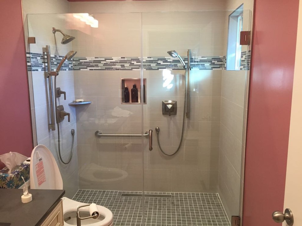 Immagine di una stanza da bagno con doccia moderna di medie dimensioni con ante in legno bruno, WC a due pezzi, piastrelle beige, pareti beige, pavimento con piastrelle in ceramica, top in granito, doccia alcova e piastrelle a listelli