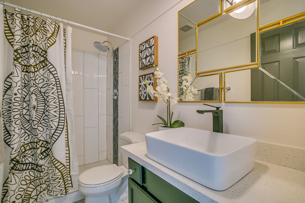 Пример оригинального дизайна: ванная комната среднего размера в стиле неоклассика (современная классика) с фасадами с утопленной филенкой, зелеными фасадами, душем в нише, раздельным унитазом, зеленой плиткой, удлиненной плиткой, бежевыми стенами, полом из керамогранита, душевой кабиной, накладной раковиной, столешницей из искусственного кварца, серым полом и шторкой для ванной