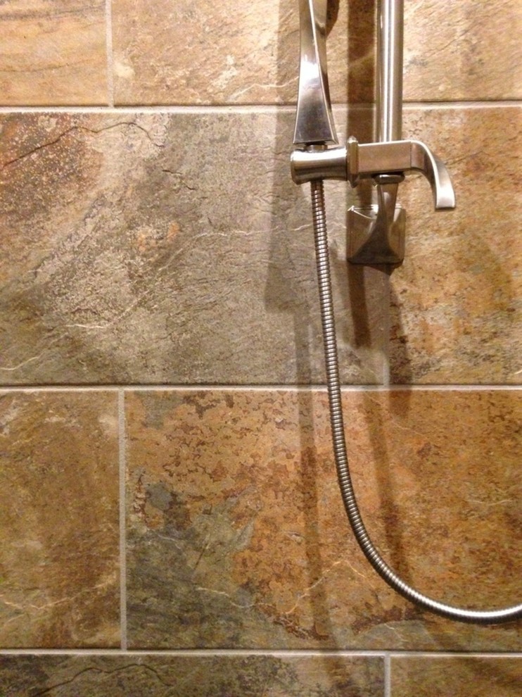 リトルロックにあるラスティックスタイルのおしゃれな浴室 (ベージュのタイル、磁器タイル) の写真
