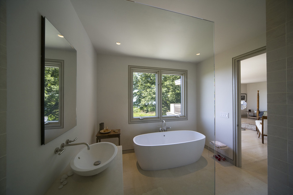 Example of a minimalist bathroom design in Providence
