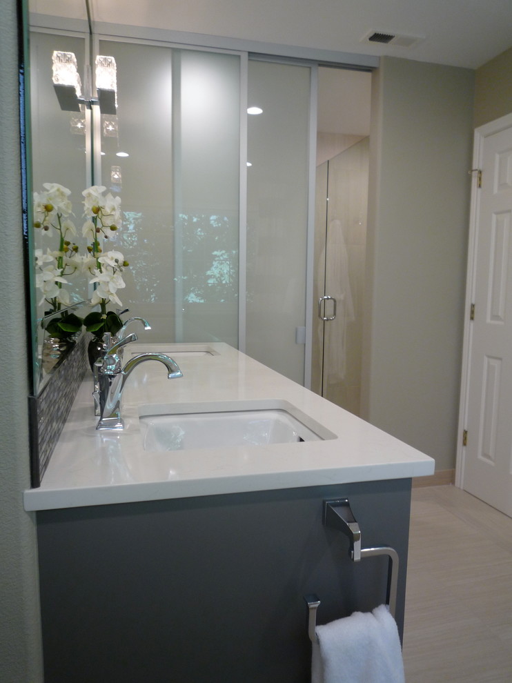 Idéer för att renovera ett stort funkis en-suite badrum, med skåp i shakerstil, grå skåp, ett fristående badkar, en dusch i en alkov, beige kakel, vit kakel, porslinskakel, grå väggar, klinkergolv i porslin, ett undermonterad handfat och bänkskiva i kvarts