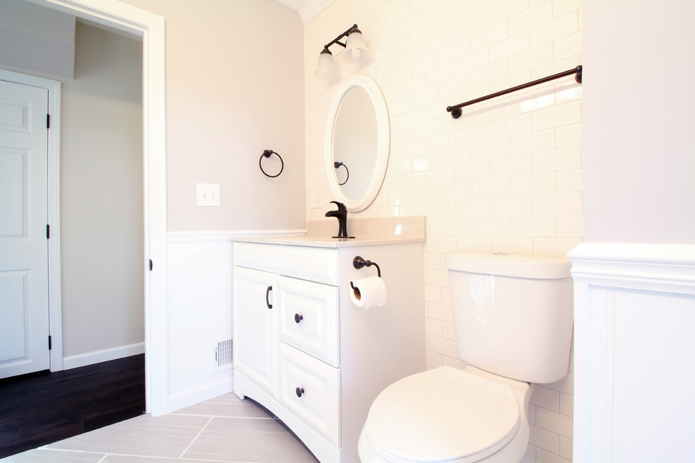 セントルイスにあるカントリー風のおしゃれな浴室 (一体型シンク、白いキャビネット、オニキスの洗面台、オープン型シャワー、分離型トイレ、白いタイル、セラミックタイル、グレーの壁、セラミックタイルの床) の写真