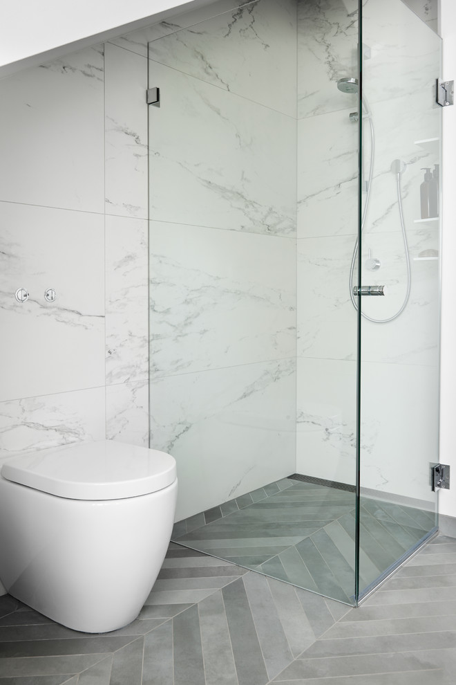 Mittelgroßes Modernes Badezimmer mit weißen Schränken, Eckdusche, Toilette mit Aufsatzspülkasten, grauen Fliesen, Porzellanfliesen, weißer Wandfarbe, Porzellan-Bodenfliesen, integriertem Waschbecken und Mineralwerkstoff-Waschtisch in Sydney