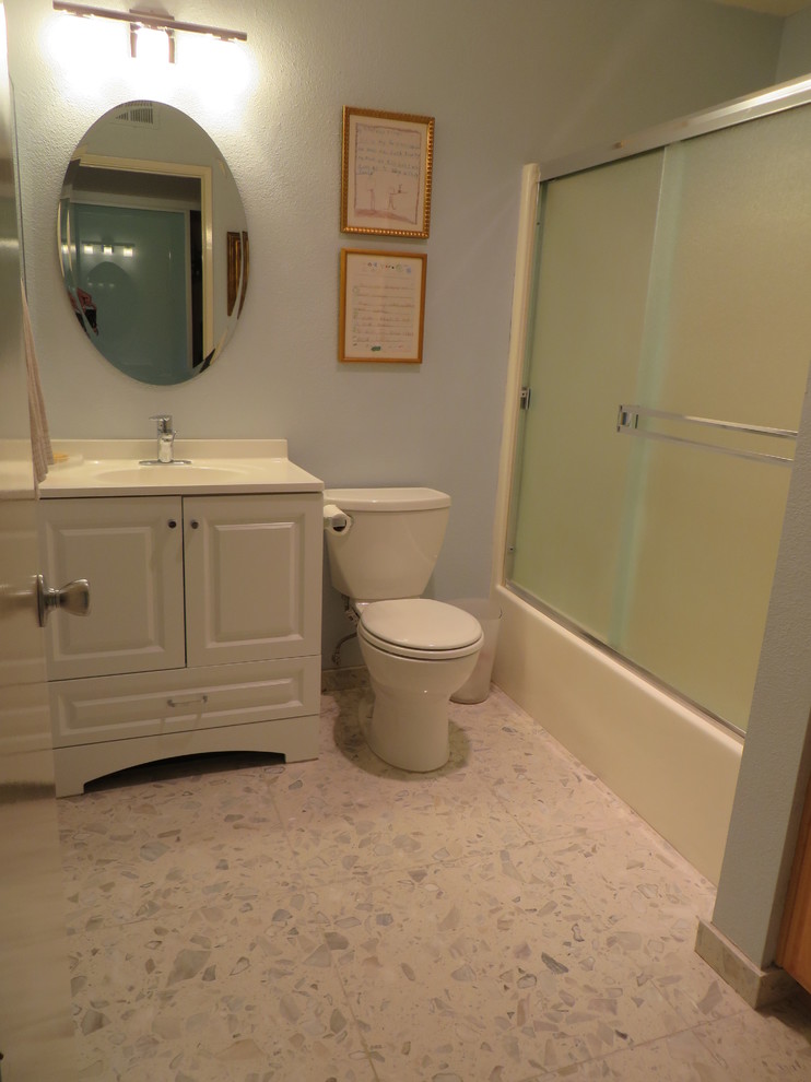 Kleines Modernes Badezimmer En Suite mit beigen Fliesen, Steinfliesen, blauer Wandfarbe und Marmorboden in San Diego
