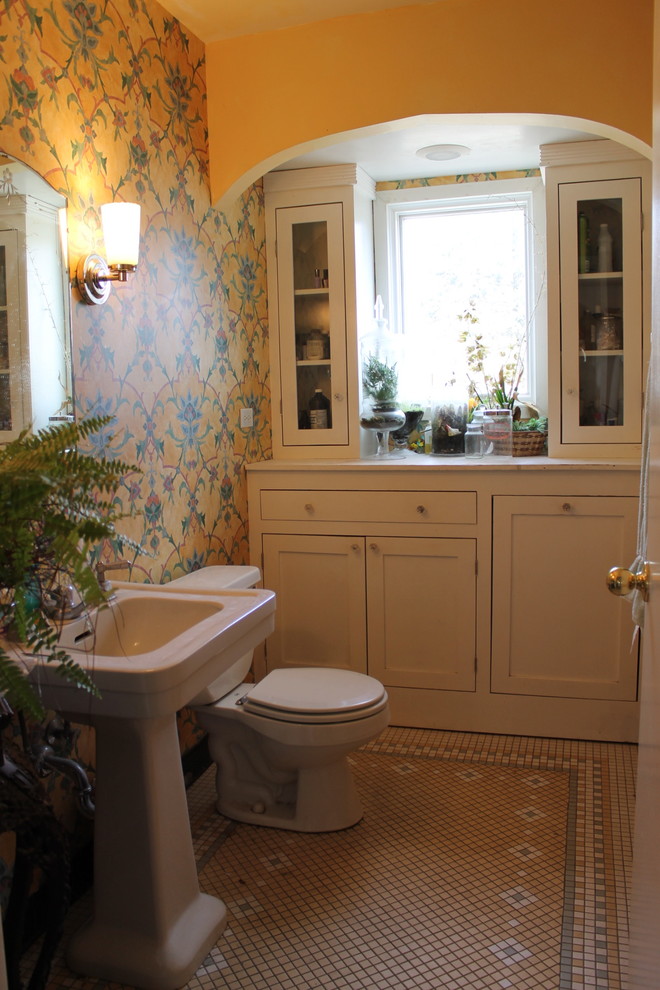 Inspiration for an eclectic bathroom remodel in Chicago