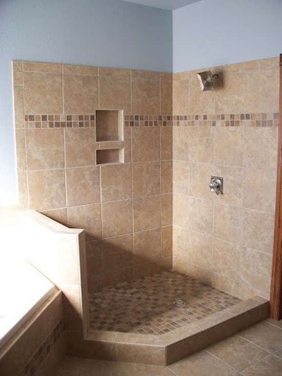 На фото: большая главная ванная комната в классическом стиле с открытым душем, бежевой плиткой, керамической плиткой, белыми стенами и полом из керамической плитки с