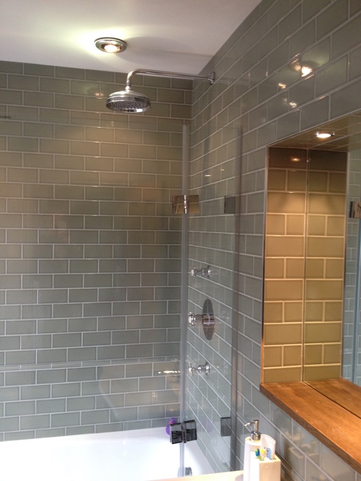 Mittelgroßes Klassisches Badezimmer mit Waschtisch aus Holz, Duschbadewanne, grünen Fliesen und Keramikfliesen in Cambridgeshire