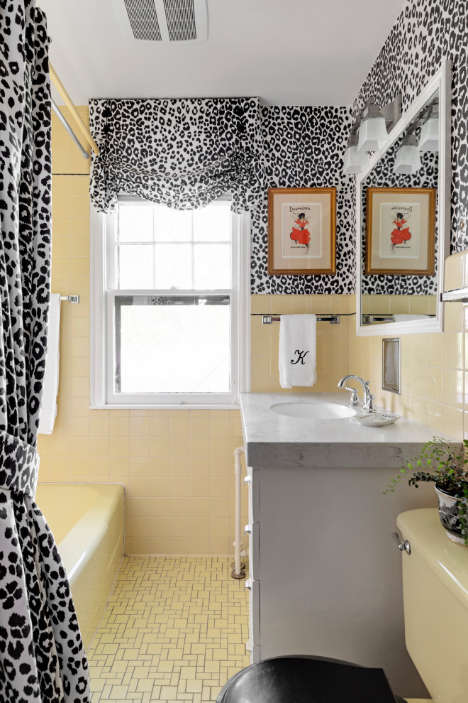 Идея дизайна: маленькая главная ванная комната в стиле фьюжн с плоскими фасадами, белыми фасадами, ванной в нише, душем над ванной, раздельным унитазом, желтой плиткой, керамической плиткой, врезной раковиной, мраморной столешницей, желтым полом, белой столешницей, тумбой под одну раковину, встроенной тумбой и обоями на стенах для на участке и в саду