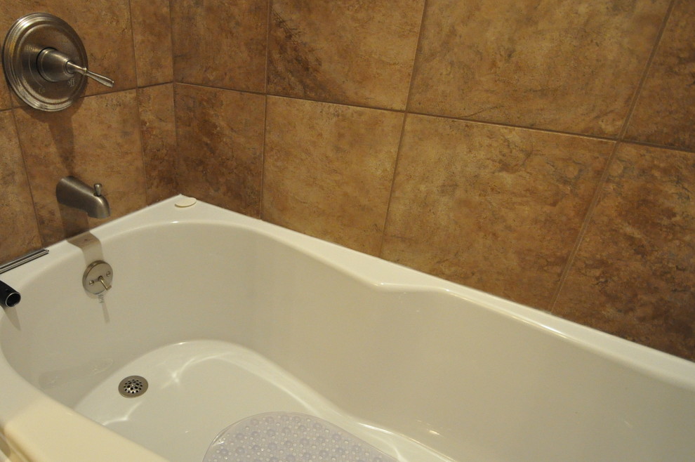 Foto di una stanza da bagno tradizionale con lavabo sottopiano, ante lisce, vasca ad alcova e piastrelle in gres porcellanato
