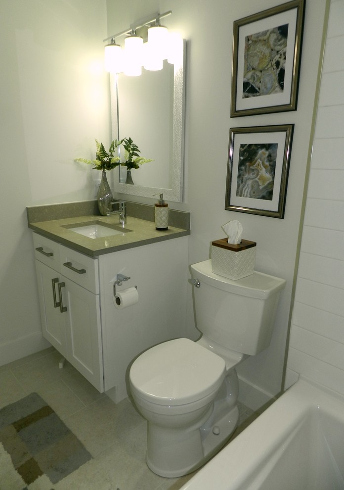 Идея дизайна: маленькая ванная комната в стиле неоклассика (современная классика) с фасадами в стиле шейкер, белыми фасадами, ванной в нише, душем над ванной, раздельным унитазом, белой плиткой, керамогранитной плиткой, белыми стенами, полом из керамогранита, врезной раковиной, столешницей из искусственного кварца, бежевым полом и шторкой для ванной для на участке и в саду