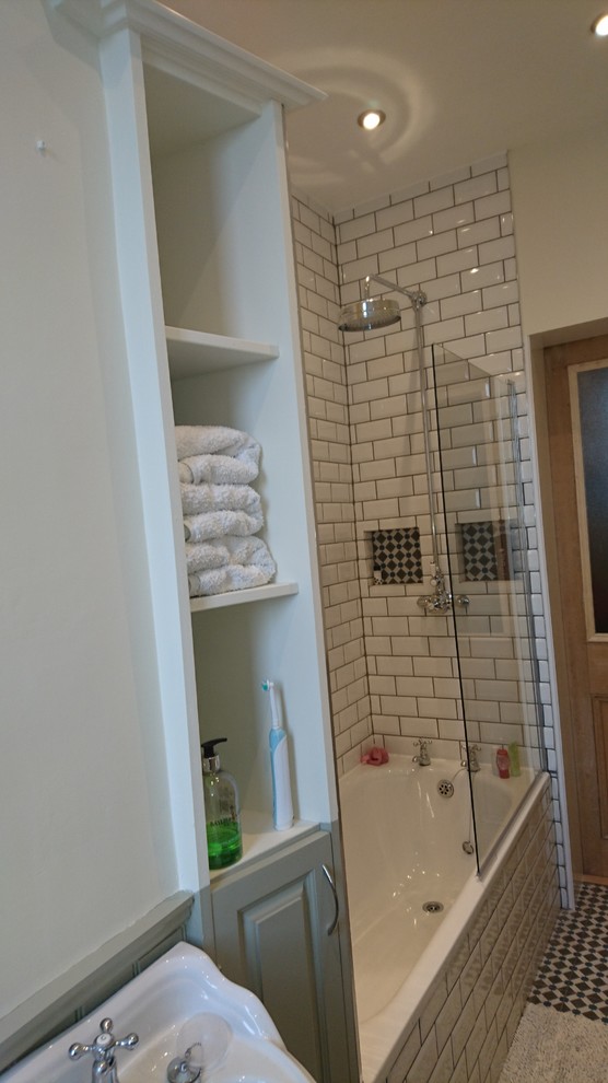 На фото: маленькая ванная комната в викторианском стиле с фасадами с выступающей филенкой, накладной ванной, душем в нише, белой плиткой, плиткой кабанчик, белыми стенами и полом из керамической плитки для на участке и в саду с