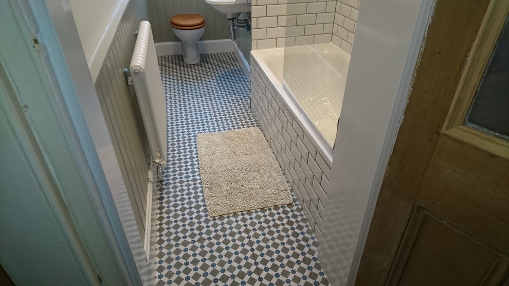 Идея дизайна: маленькая ванная комната в викторианском стиле с фасадами с выступающей филенкой, накладной ванной, душем в нише, белой плиткой, плиткой кабанчик, белыми стенами и полом из керамической плитки для на участке и в саду