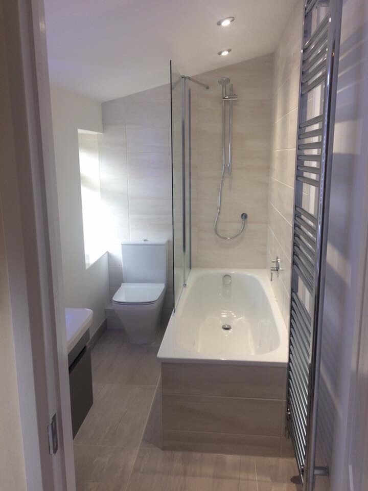Exempel på ett mellanstort modernt en-suite badrum, med släta luckor, ett platsbyggt badkar, en öppen dusch, en vägghängd toalettstol, brun kakel, porslinskakel, flerfärgade väggar, klinkergolv i porslin, ett konsol handfat, flerfärgat golv och med dusch som är öppen