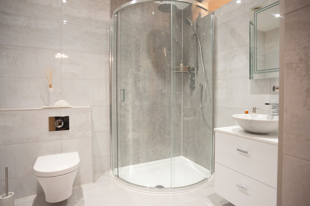 サリーにある小さなコンテンポラリースタイルのおしゃれなマスターバスルーム (オープン型シャワー、グレーのタイル、グレーの壁、白い床、引戸のシャワー、白い洗面カウンター) の写真