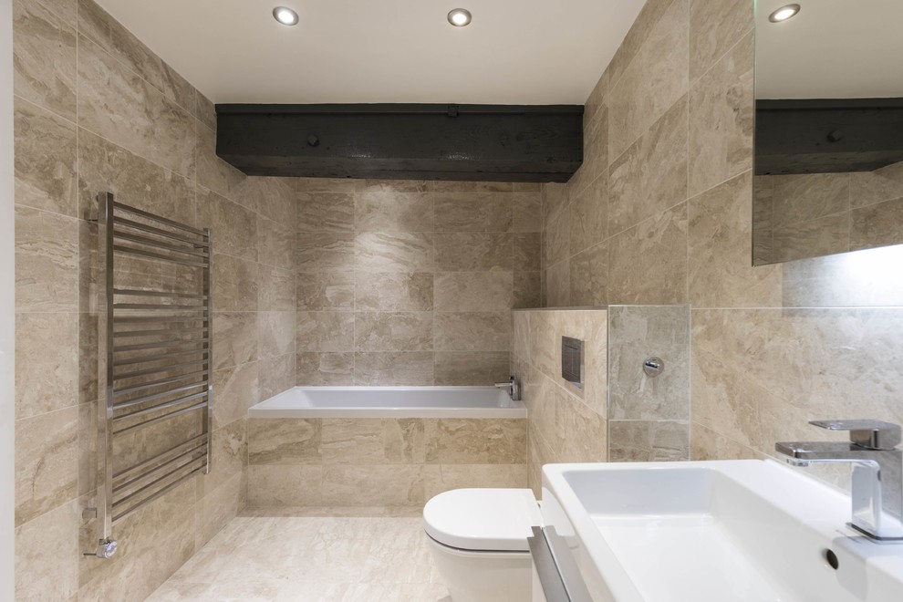 Свежая идея для дизайна: ванная комната среднего размера в стиле рустика с плоскими фасадами, белыми фасадами, накладной ванной, открытым душем, унитазом-моноблоком, желтой плиткой, керамогранитной плиткой, белыми стенами, мраморным полом, душевой кабиной и подвесной раковиной - отличное фото интерьера