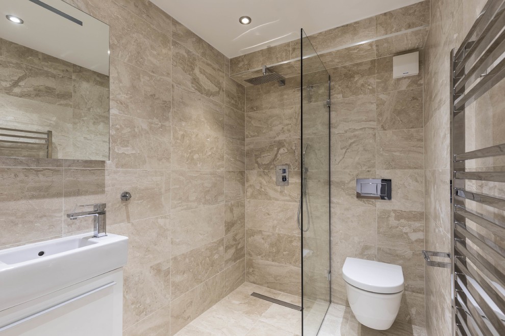 ロンドンにある高級な中くらいなモダンスタイルのおしゃれなバスルーム (浴槽なし) (フラットパネル扉のキャビネット、白いキャビネット、ドロップイン型浴槽、オープン型シャワー、一体型トイレ	、黄色いタイル、磁器タイル、白い壁、大理石の床、壁付け型シンク) の写真