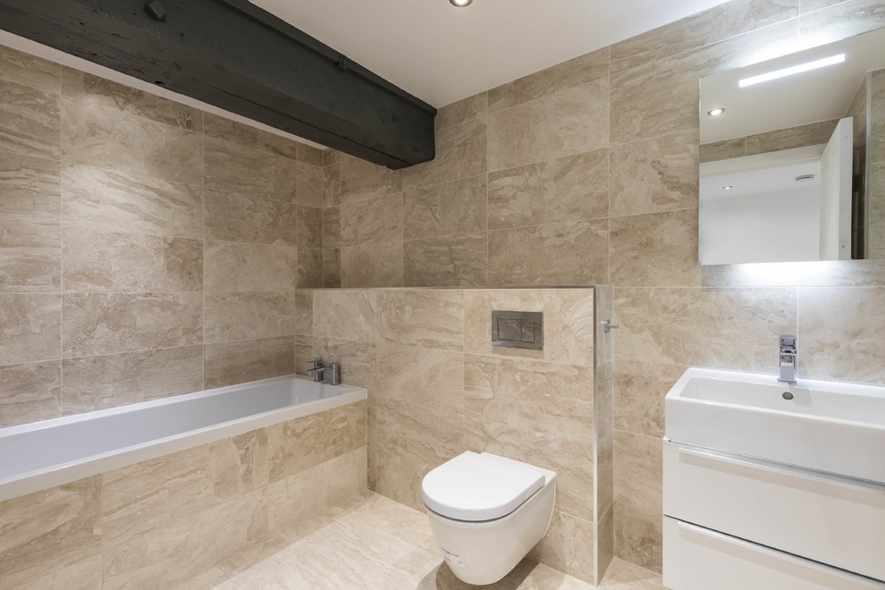 Modern inredning av ett mellanstort badrum med dusch, med släta luckor, vita skåp, ett platsbyggt badkar, en öppen dusch, en toalettstol med hel cisternkåpa, gul kakel, porslinskakel, vita väggar, marmorgolv och ett väggmonterat handfat