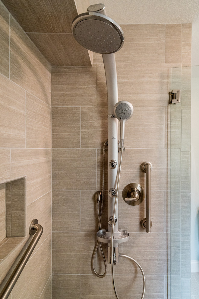 Exempel på ett mellanstort maritimt badrum med dusch, med luckor med infälld panel, vita skåp, en dusch i en alkov, en toalettstol med separat cisternkåpa, beige kakel, cementkakel, blå väggar, klinkergolv i keramik, ett undermonterad handfat och bänkskiva i betong