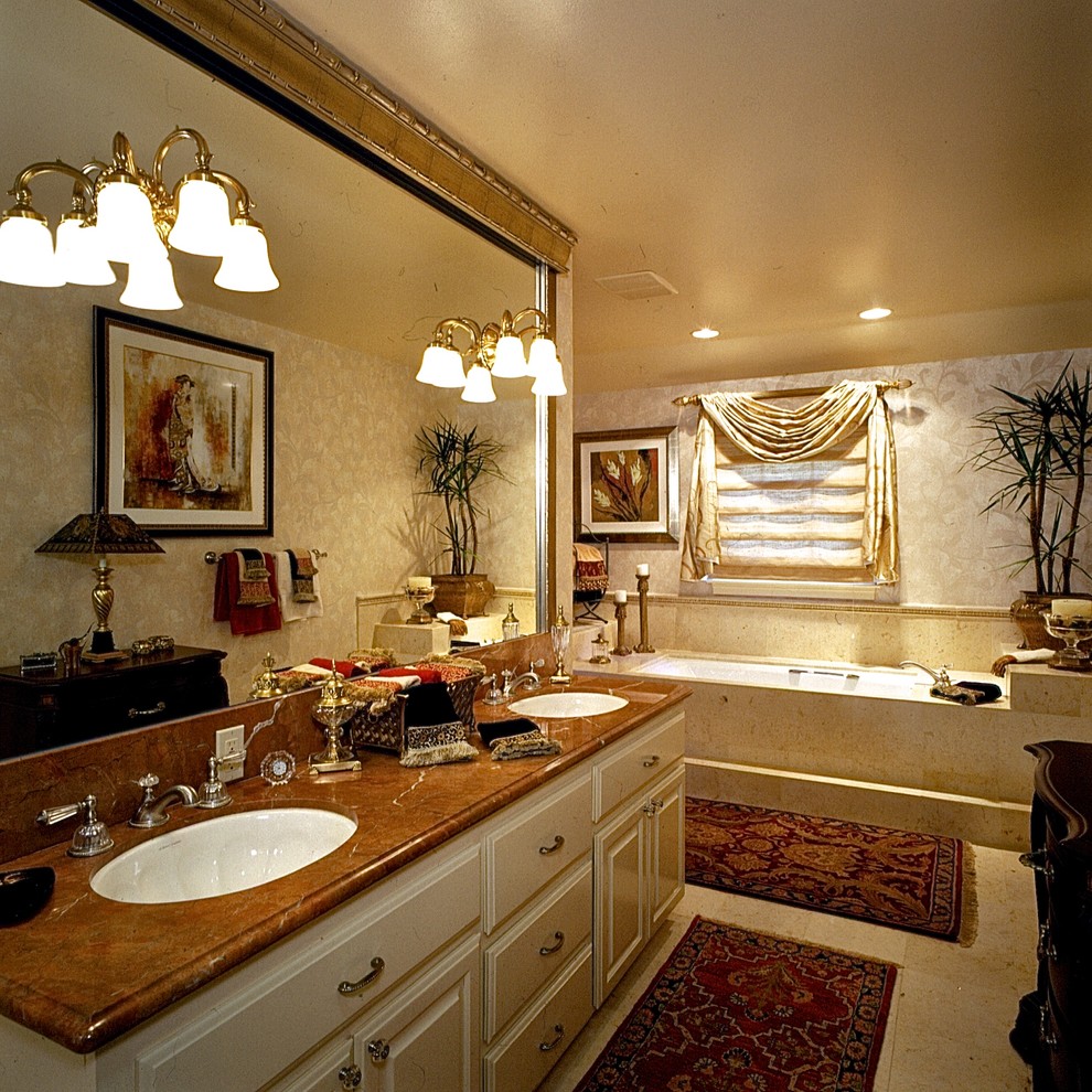 Kleines Klassisches Badezimmer En Suite mit profilierten Schrankfronten, weißen Schränken, Marmor-Waschbecken/Waschtisch, beigen Fliesen und Keramikfliesen in San Francisco