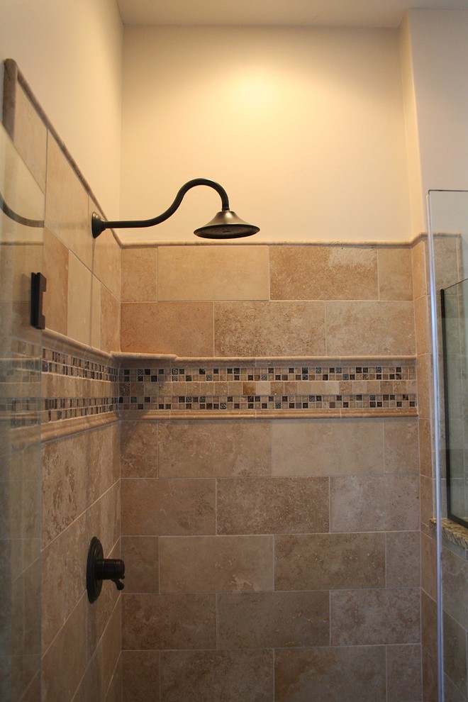 Cette photo montre une salle de bain chic de taille moyenne avec un placard à porte shaker, des portes de placard noires, WC à poser, un carrelage beige, un carrelage noir, un carrelage marron, des carreaux de céramique, un mur blanc, un sol en carrelage de céramique, une vasque et un plan de toilette en bois.