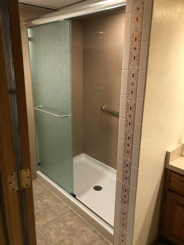 Idéer för att renovera ett mellanstort vintage badrum med dusch, med en dusch i en alkov, beige kakel, beige väggar, laminatbänkskiva och dusch med skjutdörr
