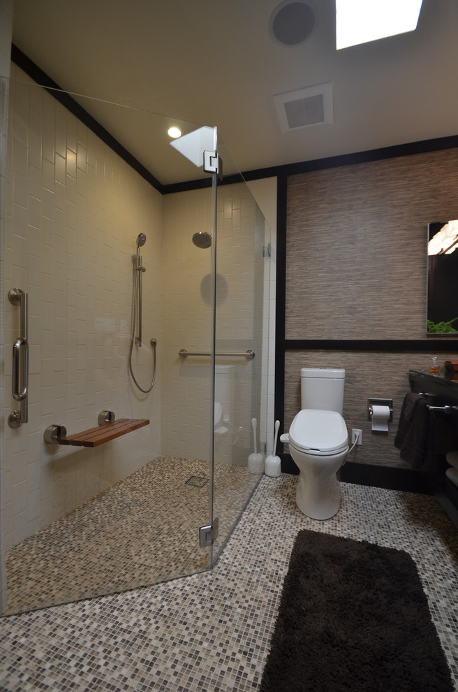Cette image montre une salle de bain principale asiatique avec un placard à porte shaker, des portes de placard noires, une douche à l'italienne, un mur beige et une vasque.